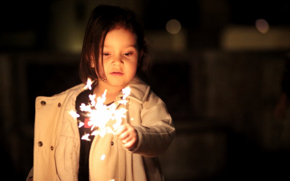 k5c1ff52d85e18-bokeh-child-firework-792692-1-2 (1)